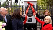 Prof. Joanna Muszkowska-Penson i jej mąż Jakub uhonorowani tablicą Prof. Joanna Muszkowska-Penson i jej mąż Jakub uhonorowani tablicą