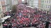 Dzień Niepodległości w Gdańsku. Parada pod morzem biało - czerwonych flag Dzień Niepodległości w Gdańsku. Parada pod morzem biało - czerwonych flag