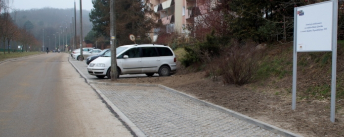 Miejsca parkingowe wzdłuż ulicy na wysokości budynków ul. Potokowa 27 i 29