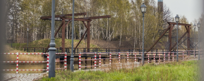 Konserwacja konstrukcji drewnianej mostu przez zewnętrzną fosę Twierdzy Wisłoujście