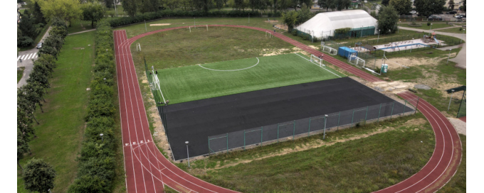 Boisko do piłki nożnej ze sztuczną nawierzchnią
trawiastą (etap II). Budowa nowoczesnego placu
zabaw (I etap)