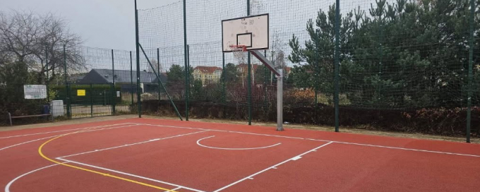 Wymiana nawierzchni poliuretanowej na boisku wielofunkcyjnym przy ul. Diany/Heleny w Gdańsku-Osowie
