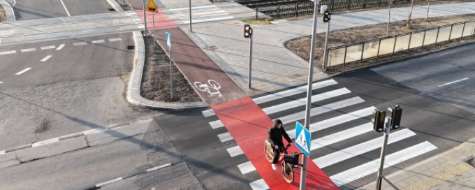  Budowa przejścia naziemnego w pobliżu skrzyżowania al. Rzeczypospolitej z ul. Hynka