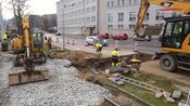 Budowa nowego odwodnienia. Sprzęt ciężki na skrzyżowaniu ul. Nowe Ogrody i ul. 3 Maja